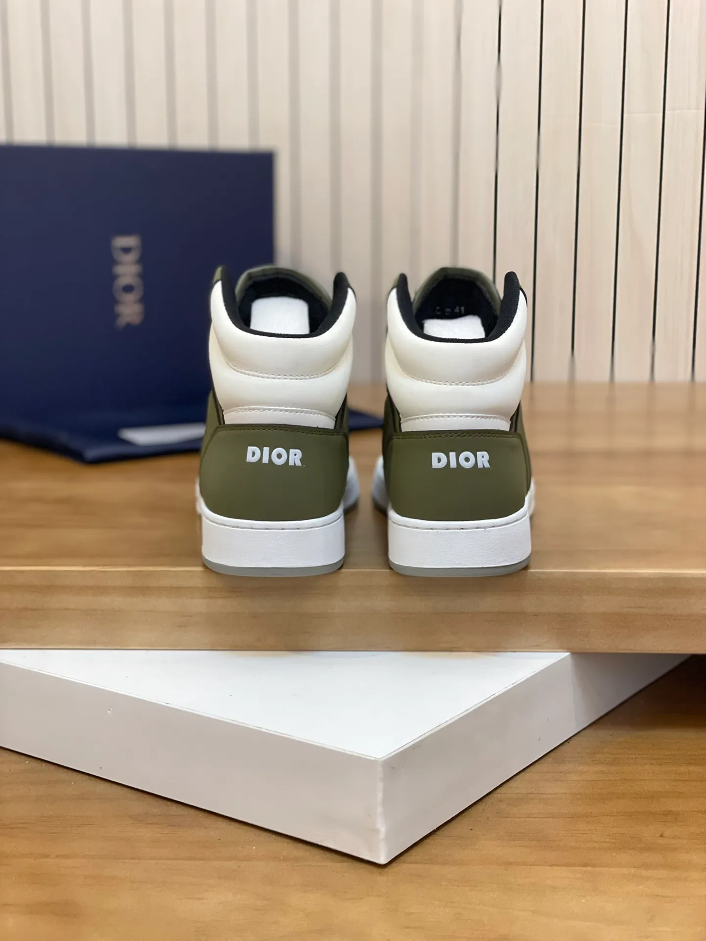 Men's shoes: 💰P460¥ Product trademark: Dior* "Dior*" high-top casual shoes Regular size: 38-44 (can be customized to 45.46) Product materials: Upper imported cowhide stitched with original fabric, breathable lining, original outsole. Number: 1006
